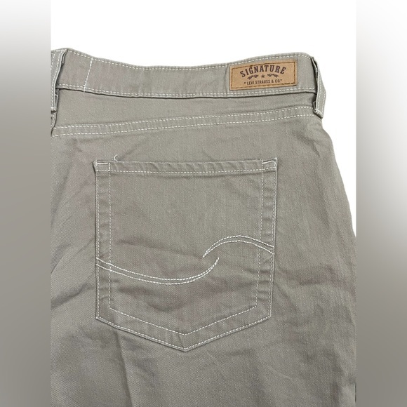 Levis Signature Totally Slimming Brown Denim Dark Khaki Shorts Women’s 16‎ - Picture 5 of 7